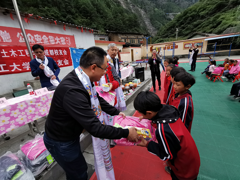 ok138cn太阳集团古天乐校友组织开展向甘孜州雅江县瓦多乡中心小学捐赠活动2.jpg