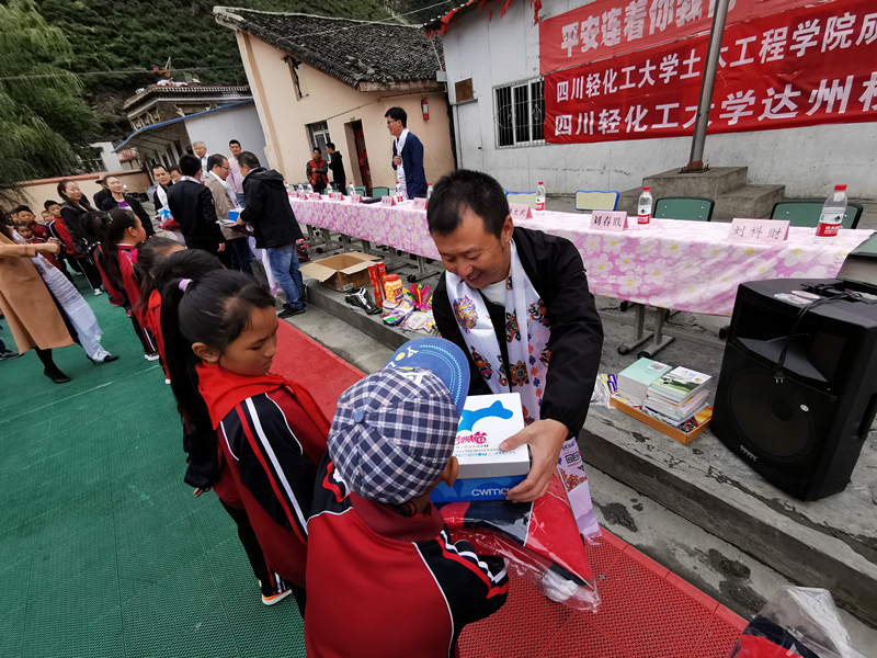 ok138cn太阳集团古天乐校友组织开展向甘孜州雅江县瓦多乡中心小学捐赠活动3.jpg